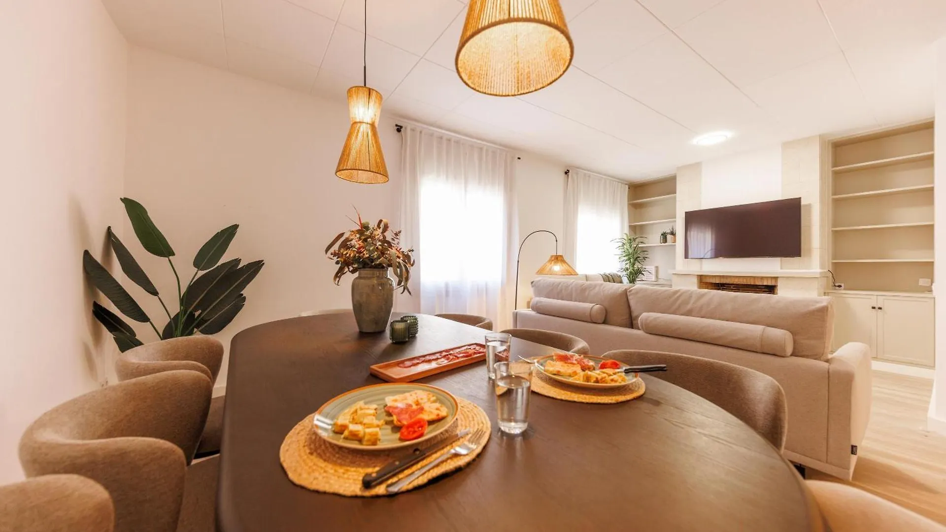 Bravissimo Maragall, Very Spacious And Central Girona Apartment