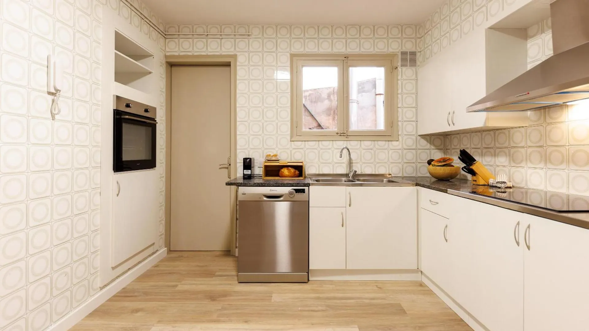 Bravissimo Maragall, Very Spacious And Central Girona Apartment