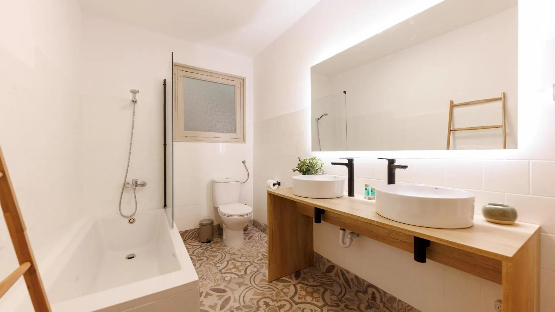 Bravissimo Maragall, Very Spacious And Central Girona Apartment